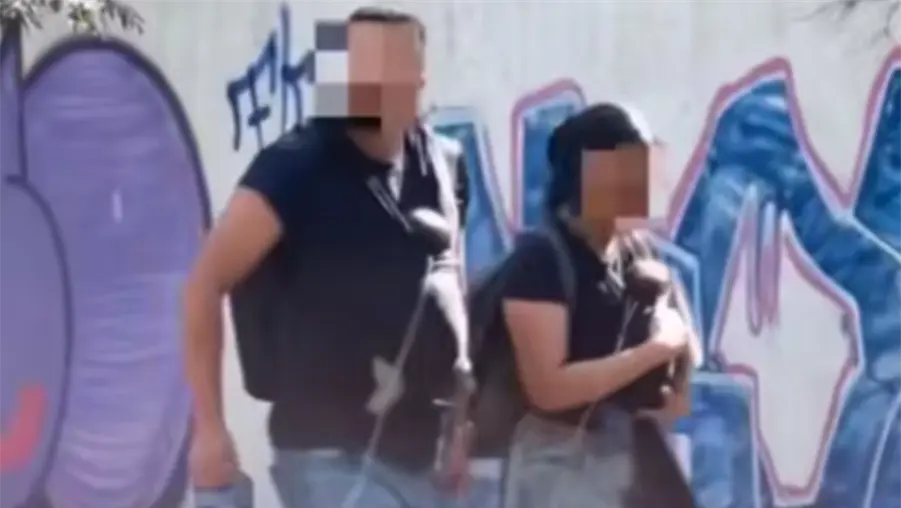 Encuentran a pap&aacute;s de beb&eacute;s con tanques de ox&iacute;geno; empresario prometi&oacute; que les dar&iacute;a un auto
