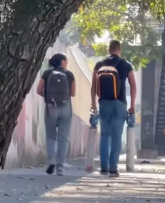 La grabación mostraba a cada padre cargando a uno de los bebés, mientras el padre sostenía los tanques de oxígeno necesarios para que los menores pudieran respirar. Captura de pantalla.