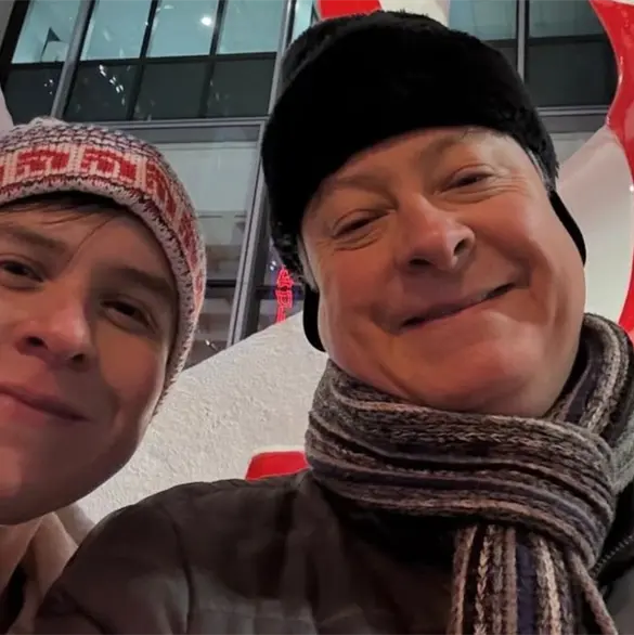 Beto Castillo, maestro de La Academia, defiende noviazgo con un hombre m&aacute;s joven