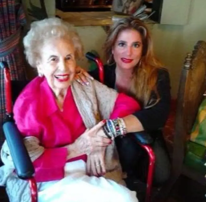 Su repertorio se caracterizaba por canciones de mariachi y baladas rom&aacute;nticas.