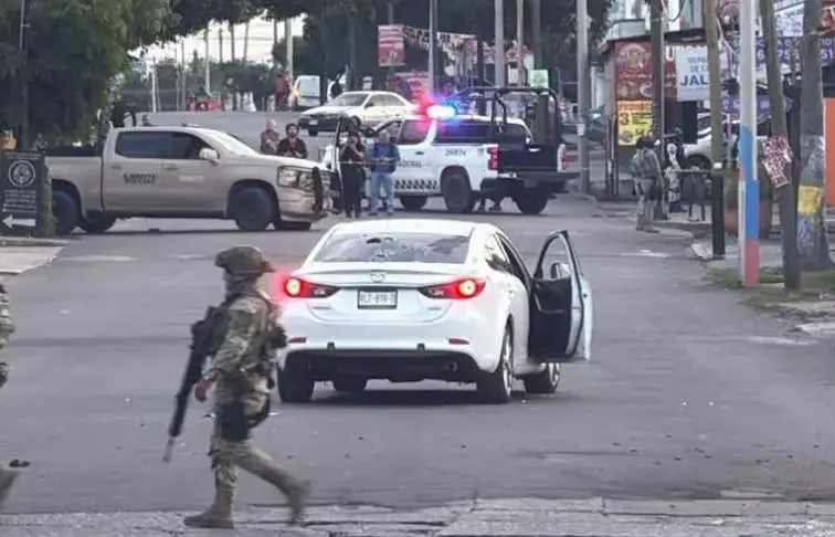 Fernando quedó atrapado en el fuego cruzado mientras viajaba en su vehículo acompañado de su novia, quien resultó lesionada. X.