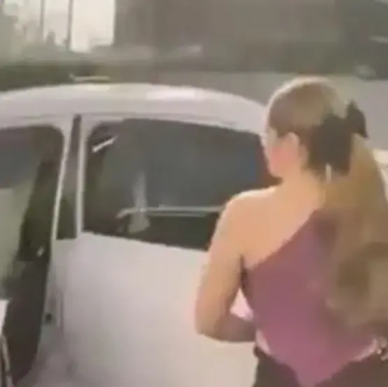 En el video que se viralizó, se observa cómo un vehículo le bloquea el paso y, tras un forcejeo, la joven es obligada a subir a otro automóvil. Captura d epantalla.