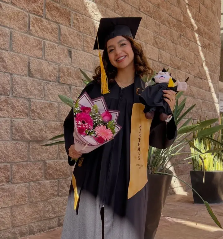 Joven se gradúa tras ser botarga de Dr. Simi Instagram