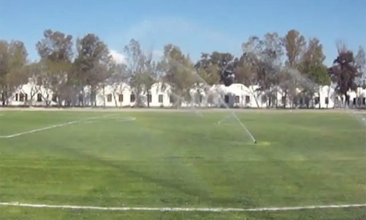  De acuerdo con autoridades locales, un grupo de hombres armados ingresó al campo deportivo mientras varias personas permanecían reunidas tras un partido de futbol. (Imagen ilustrativa) 