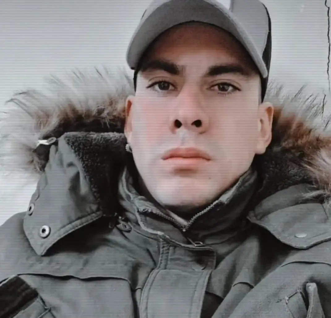 Tras la victoria de Argentina en el Mundial, el m&uacute;sico respondi&oacute; a una cr&iacute;tica en Twitter con comentarios generalizados contra los mexicanos, a quienes acus&oacute; de tener envidia y resentimiento por "no saber jugar futbol". La reacci&oacute;n fue inmediata y contundente en redes sociales, lo que deriv&oacute; en su expulsi&oacute;n de la banda Los Caligaris y en un fuerte rechazo del p&uacute;blico mexicano.