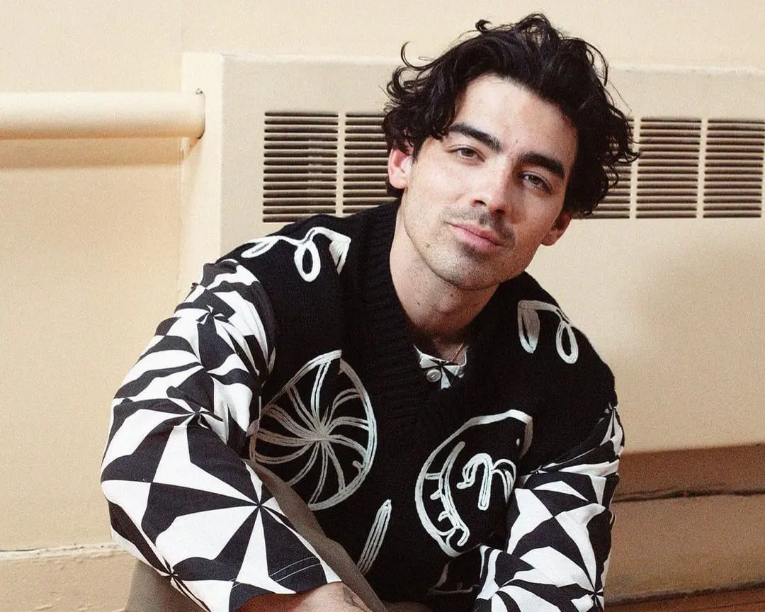 En 2016, durante una visita a Guadalajara, el exintegrante de Jonas Brothers fue duramente criticado luego de que rechazara a una fan que intent&oacute; darle un beso en la mejilla y sus guardias la empujaran. El episodio gener&oacute; indignaci&oacute;n y lo coloc&oacute; en la lista de celebridades mal vistas por el p&uacute;blico mexicano.