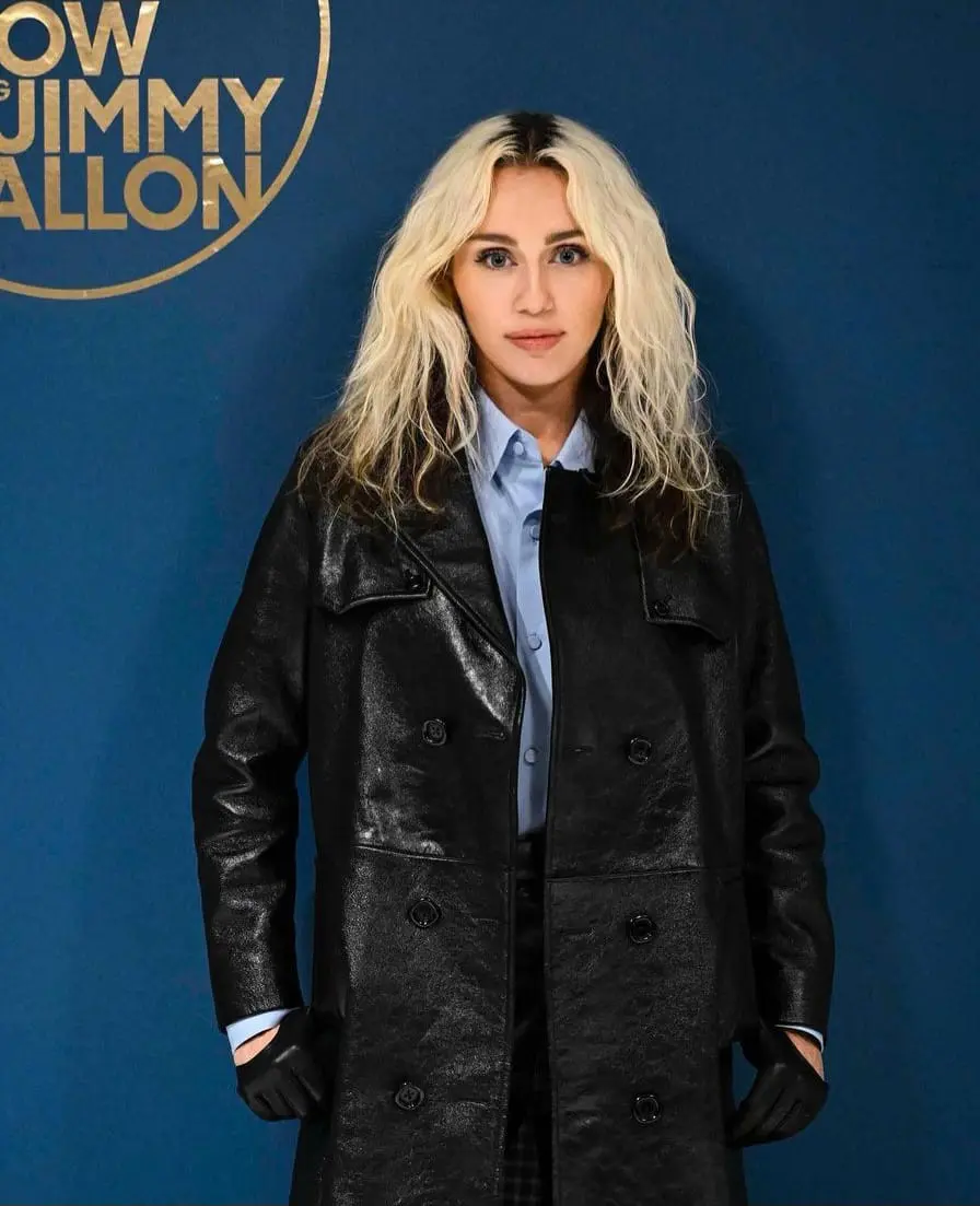 En 2014, la cantante utiliz&oacute; la bandera mexicana durante un baile en uno de sus conciertos, acci&oacute;n que fue considerada una falta de respeto. Adem&aacute;s de recibir una multa, la pol&eacute;mica afect&oacute; seriamente su popularidad en M&eacute;xico, mercado que tard&oacute; a&ntilde;os en volver a reconquistar.