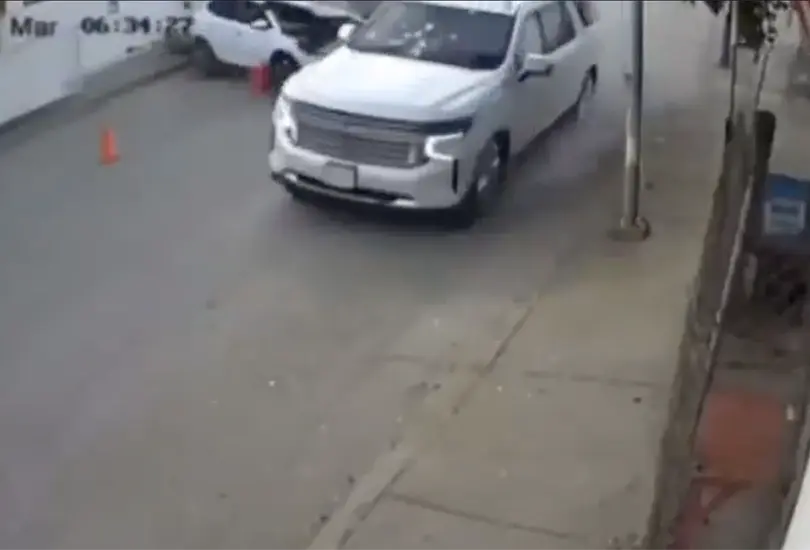 Padre e hija chocan en persecución armada tras atentado contra Alejandro Bravo en Culiacán Padre e hija chocan en persecución armada tras atentado contra Alejandro Bravo en Culiacán