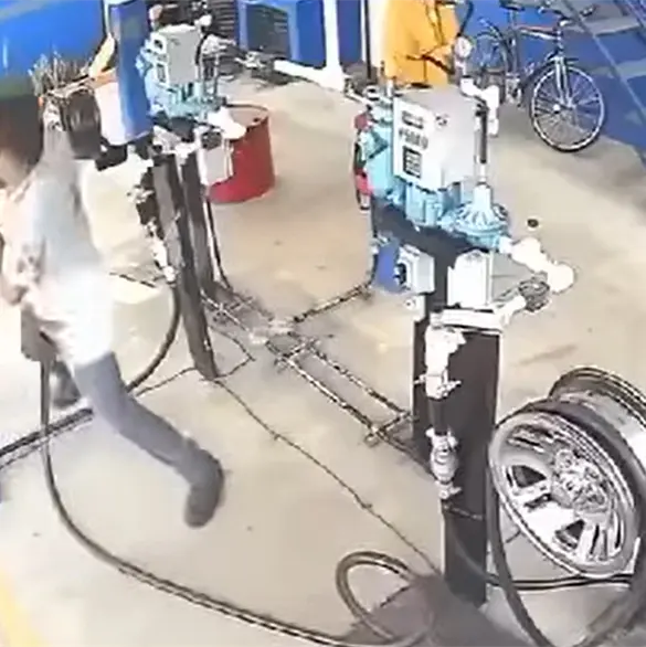 Empleado se defiende de robo y roc&iacute;a con gas LP a asaltantes; asalto termina en balacera