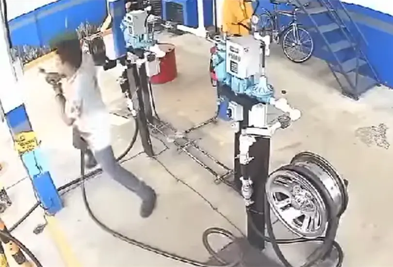 Empleado se defiende de robo y rocía con gas LP a asaltantes Empleado se defiende de robo y rocía con gas LP a asaltantes