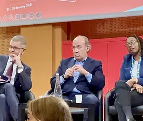 "&iexcl;Asesino!": estudiantes le gritan a Felipe Calder&oacute;n en plena conferencia en Par&iacute;s | VIDEO