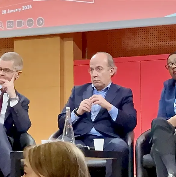 "&iexcl;Asesino!": estudiantes le gritan a Felipe Calder&oacute;n en plena conferencia en Par&iacute;s | VIDEO