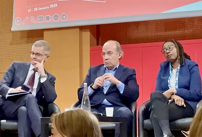 "&iexcl;Asesino!": estudiantes le gritan a Felipe Calder&oacute;n en plena conferencia en Par&iacute;s | VIDEO
