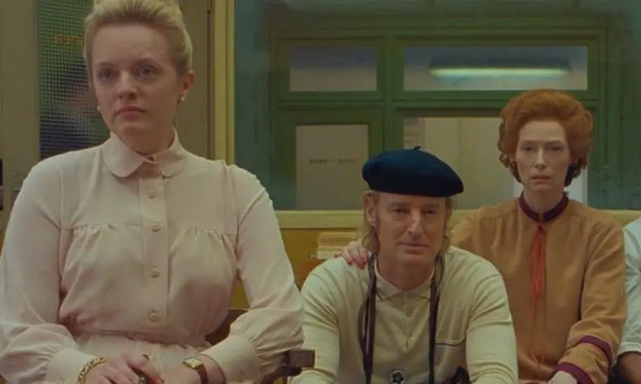 La cr&oacute;nica francesa (12 de febrero).  La trama se sit&uacute;a en 'Ennui-sur-Blas&eacute;' durante el siglo XX, centr&aacute;ndose en el personal de un suplemento de una revista estadounidense.