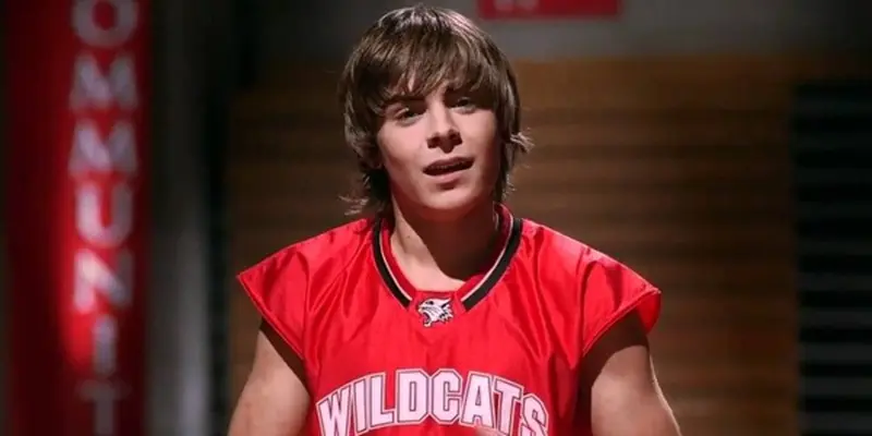 Zac Efron se convirti&oacute; en una estrella gracias a 'High School Musical', pero con el tiempo desarroll&oacute; un fuerte rechazo hacia Troy Bolton. El actor siente que este papel lo encasill&oacute; durante a&ntilde;os como &iacute;dolo juvenil, dificult&aacute;ndole conseguir papeles m&aacute;s serios.