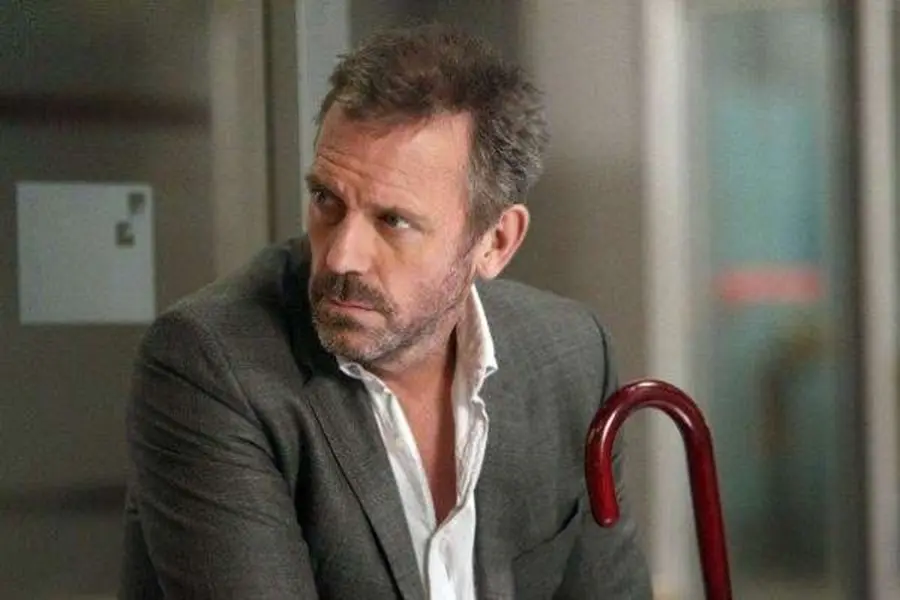 Hugh Laurie alcanz&oacute; la cima de su carrera interpretando al Dr. House, convirti&eacute;ndose en uno de los actores mejor pagados de la televisi&oacute;n. Sin embargo, la larga duraci&oacute;n de la serie 'Dr. House' termin&oacute; afect&aacute;ndolo f&iacute;sica y emocionalmente, ya que la cojera del personaje le provoc&oacute; problemas en la cadera y las rodillas. A esto se sum&oacute; el desgaste personal de vivir lejos de su familia, lo que hizo que su relaci&oacute;n con el personaje se volviera negativa.