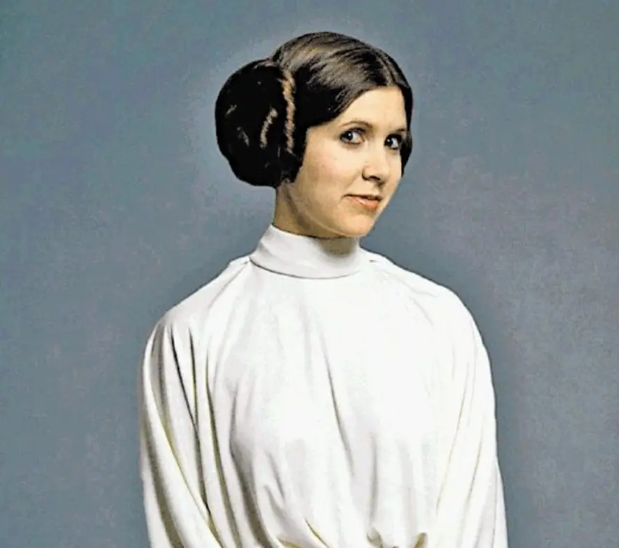 Carrie Fisher ser&aacute; recordada eternamente como la princesa Leia, pero lleg&oacute; a expresar su arrepentimiento por el impacto del papel en su vida. La actriz explic&oacute; que nunca se sinti&oacute; c&oacute;moda y que, de haber sabido el nivel de exposici&oacute;n que le traer&iacute;a el personaje, lo habr&iacute;a pensado dos veces antes de aceptarlo.
