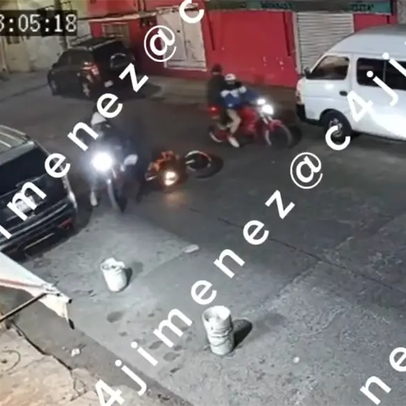 Ladrón amaga a mujer, roba su motocicleta y es incapaz de encenderla en Ecatepec Ladrón amaga a mujer, roba su motocicleta y es incapaz de encenderla en Ecatepec