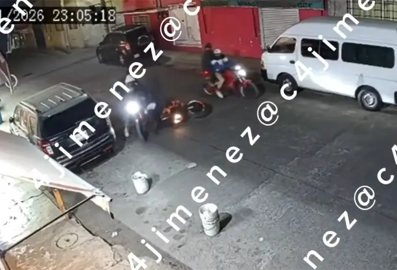 Ladr&oacute;n amaga a mujer, roba su motocicleta y es incapaz de encenderla en Ecatepec