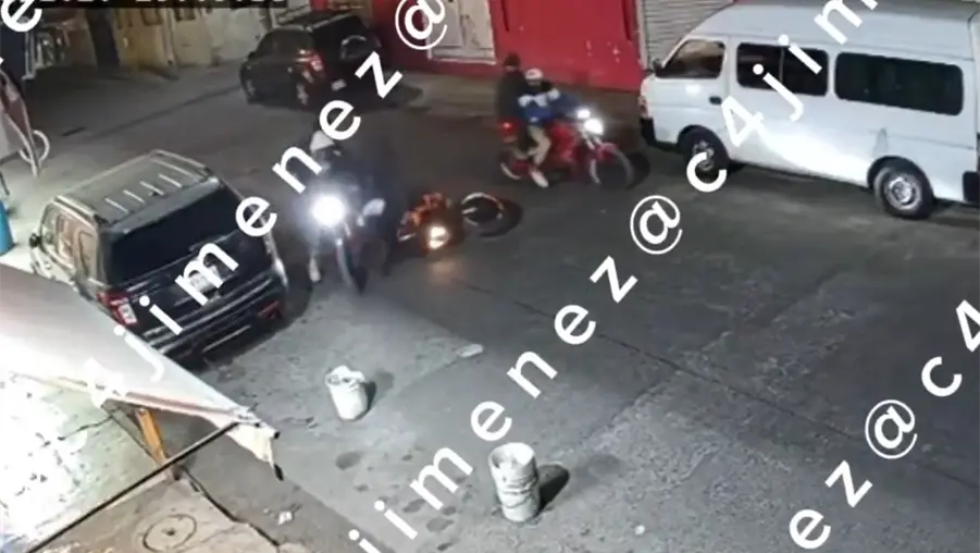 Ladr&oacute;n amaga a mujer, roba su motocicleta y es incapaz de encenderla en Ecatepec
