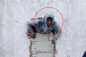 Ladr&oacute;n queda atorado en un hoyo al intentar robar unos tubos en Puebla 