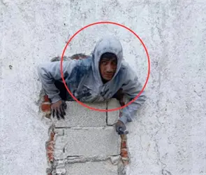 Ladr&oacute;n queda atorado en un hoyo al intentar robar unos tubos en Puebla 