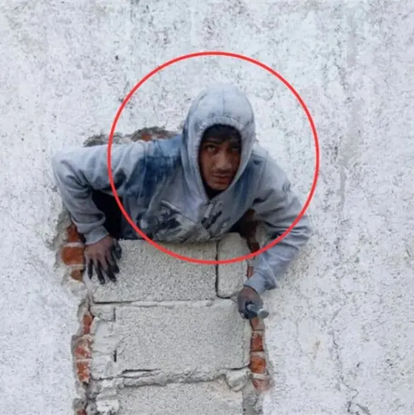 Ladr&oacute;n queda atorado en un hoyo al intentar robar unos tubos en Puebla 