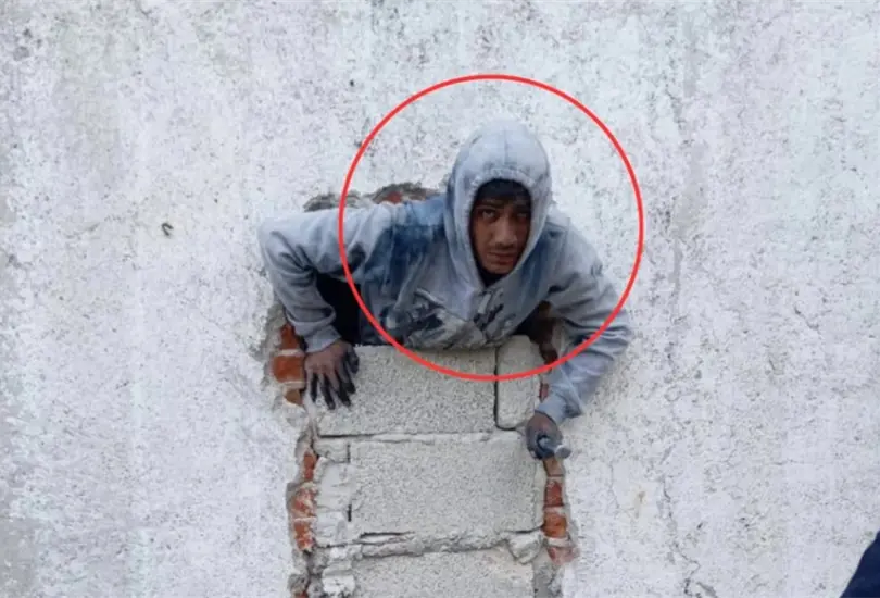 El hombre quedó atrapado por más de seis horas. El hombre quedó atrapado por más de seis horas.