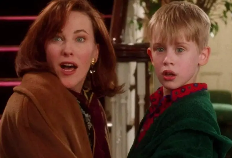 Macaulay Culkin y Catherine OHara en Mi pobre angelito