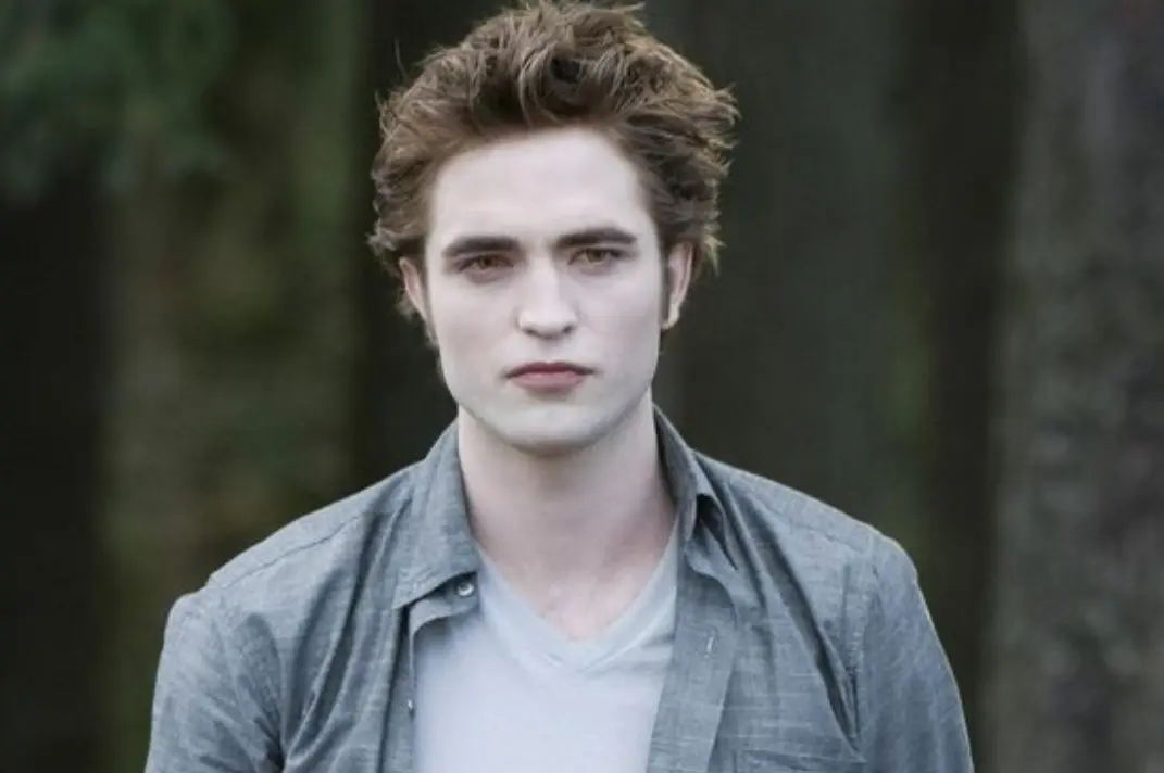 Aunque Robert Pattinson salt&oacute; a la fama mundial gracias a 'Crep&uacute;sculo', el actor ha dejado claro en m&uacute;ltiples ocasiones que detestaba a Edward Cullen. Pattinson consideraba al personaje poco interesante, algo que influy&oacute; directamente en su forma de interpretarlo. Adem&aacute;s, el &eacute;xito de la saga lo encasill&oacute; durante a&ntilde;os, algo que le cost&oacute; cambiar para ser tomado en serio como actor dram&aacute;tico.