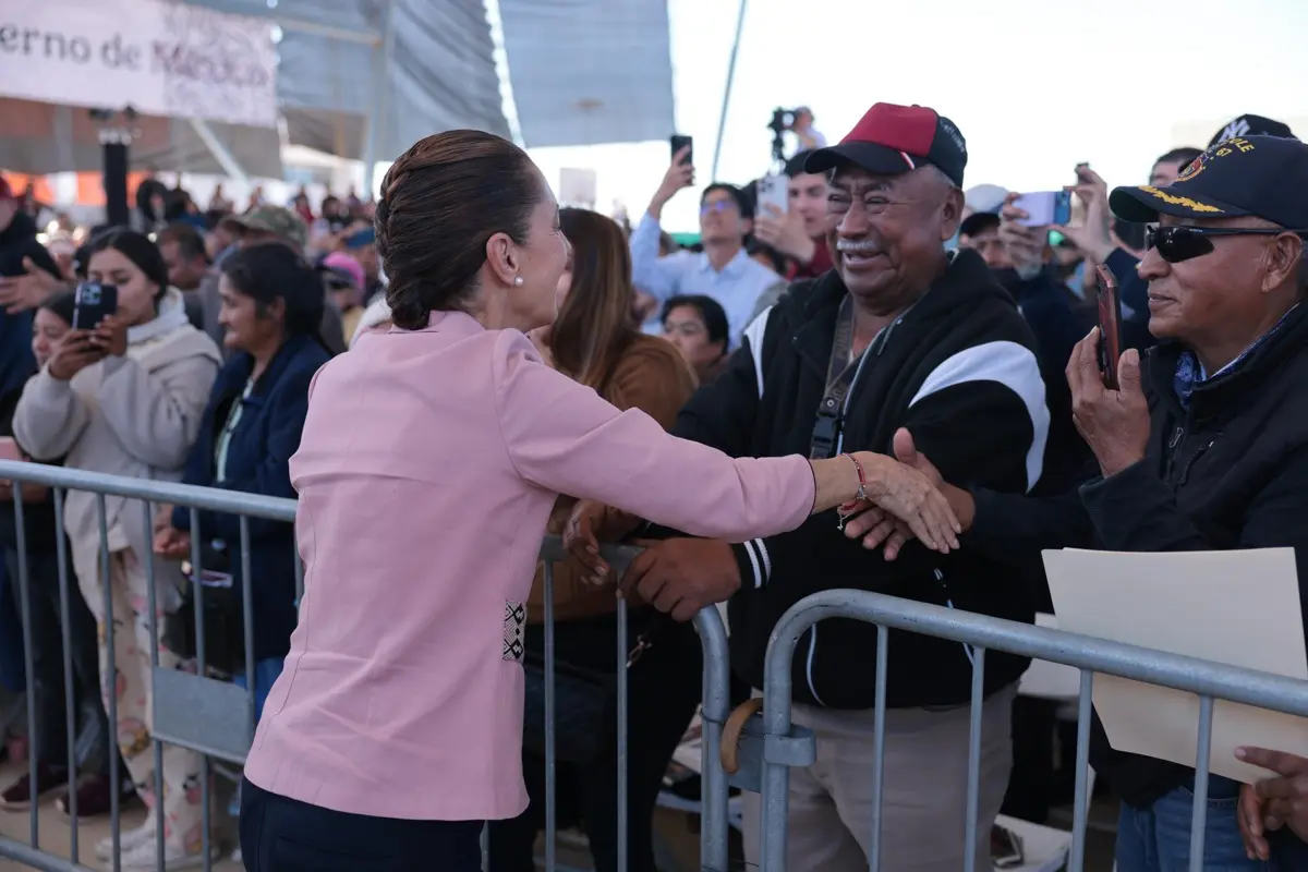 Sheinbaum aceptó el saludo de la gente, pero no de los políticos de San Quintín. Presidencia.