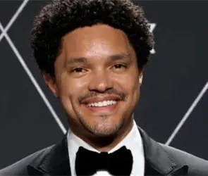 Qui&eacute;n es Trevor Noah, el presentador de los Grammy que desat&oacute; la ira de Trump tras broma de Epstein