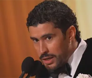 Bad Bunny lidera protesta migrante en los Grammy y desaf&iacute;a el discurso de Trump