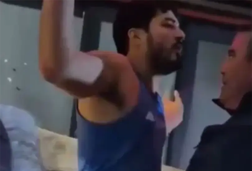 El joven grit&oacute; Ma&ntilde;ana vengo m&aacute;s bravo, mientras era contenido y conducido a una patrulla.