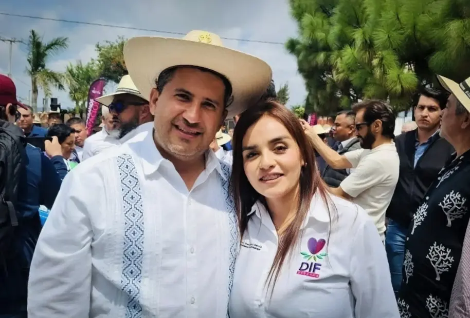 A tres meses del asesinato de Carlos Manzo, develan una placa en su honor en el mismo lugar donde fue asesinado. Especial