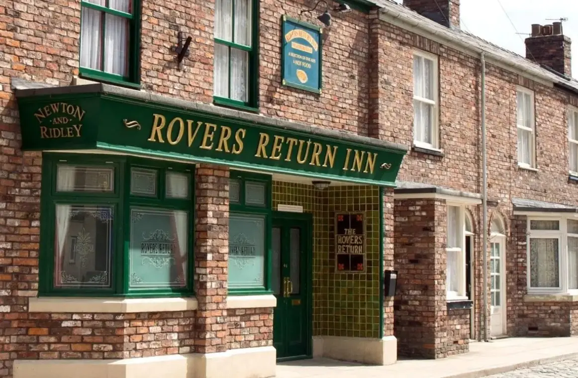 Comenz&oacute; a transmitirse en 1960 y contin&uacute;a al aire sin interrupciones, lo que la convierte en una de las producciones m&aacute;s extensas de la historia. Cuenta con 59 temporadas y m&aacute;s de 11 mil cap&iacute;tulos emitidos. Su permanencia la ha transformado en un referente cultural de la televisi&oacute;n brit&aacute;nica.<br>