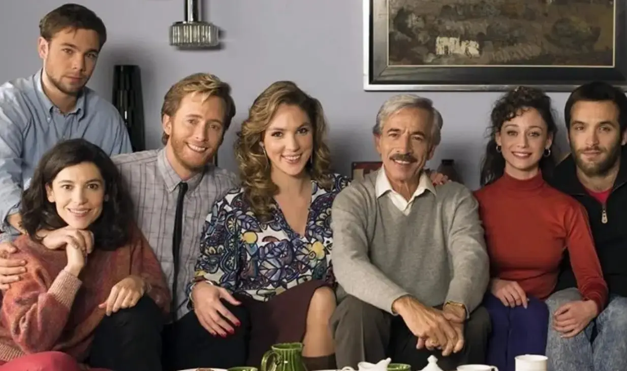 Sali&oacute; al aire desde 2001 y se consolid&oacute; como una de las series m&aacute;s longevas de la televisi&oacute;n espa&ntilde;ola. A lo largo de los a&ntilde;os ha superado los 400 cap&iacute;tulos, narrando la historia reciente de Espa&ntilde;a a trav&eacute;s de una familia. Lleg&oacute; a su final en 2023 despu&eacute;s de transmitir 23 temporadas.
