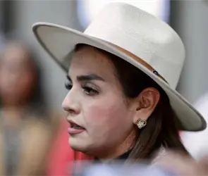 Grecia Quiroz devela placa en honor a Carlos Manzo a tres meses de su asesinato