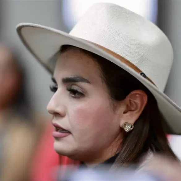 Grecia Quiroz devela placa en honor a Carlos Manzo a tres meses de su asesinato