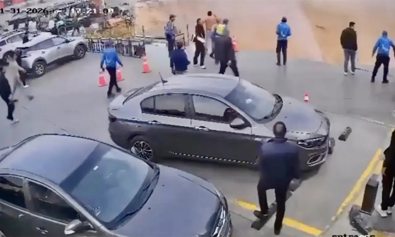  Impresionante socavón se traga una gasolinera; quedó grabado en video 