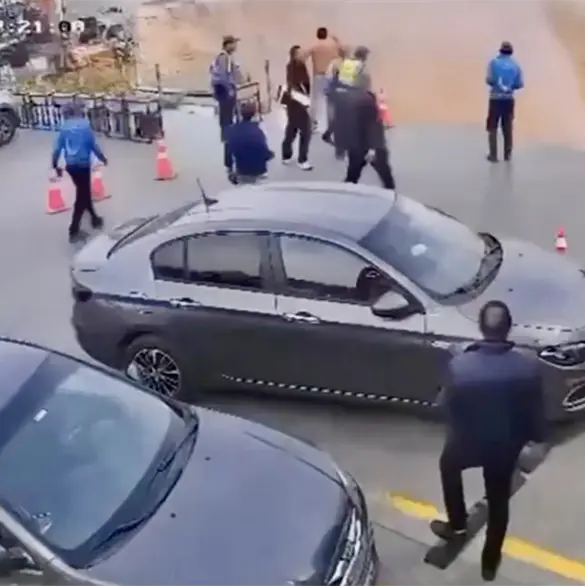 Impresionante socav&oacute;n se traga una gasolinera; qued&oacute; grabado en video