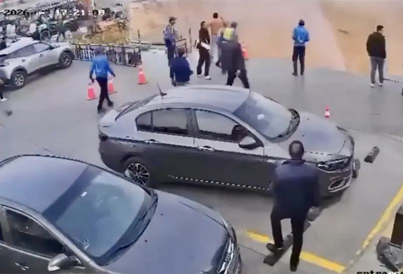 Impresionante socavón se traga una gasolinera; quedó grabado en video Impresionante socavón se traga una gasolinera; quedó grabado en video