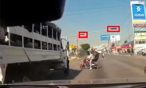 Cami&oacute;n de la Guardia Nacional se pasa el alto y mata a motociclista; as&iacute; fue el tr&aacute;gico momento