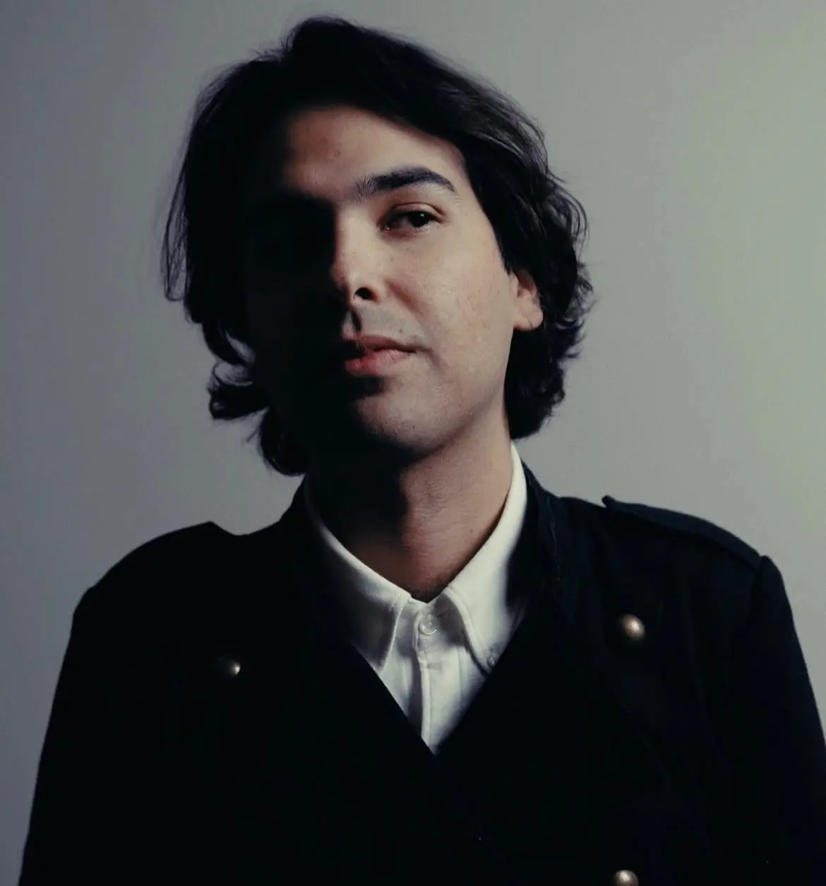 Aunque mantiene un perfil discreto en redes sociales, ocasionalmente comparte información sobre sus nuevos proyectos musicales. Aunque mantiene un perfil discreto en redes sociales, ocasionalmente comparte información sobre sus nuevos proyectos musicales.