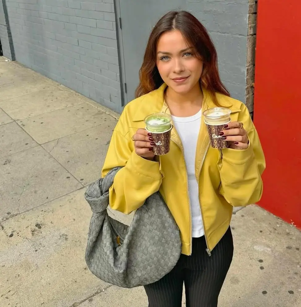 Actualmente tiene 25 años y se ha consolidado como una figura muy seguida en redes sociales. Actualmente tiene 25 años y se ha consolidado como una figura muy seguida en redes sociales.