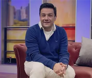 Esteban Mac&iacute;as vuelve a causar controversia por video usando ropa de mujer