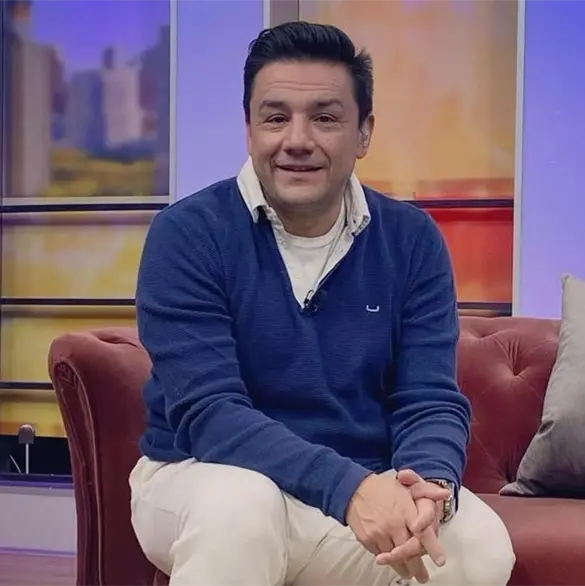 Esteban Mac&iacute;as vuelve a causar controversia por video usando ropa de mujer