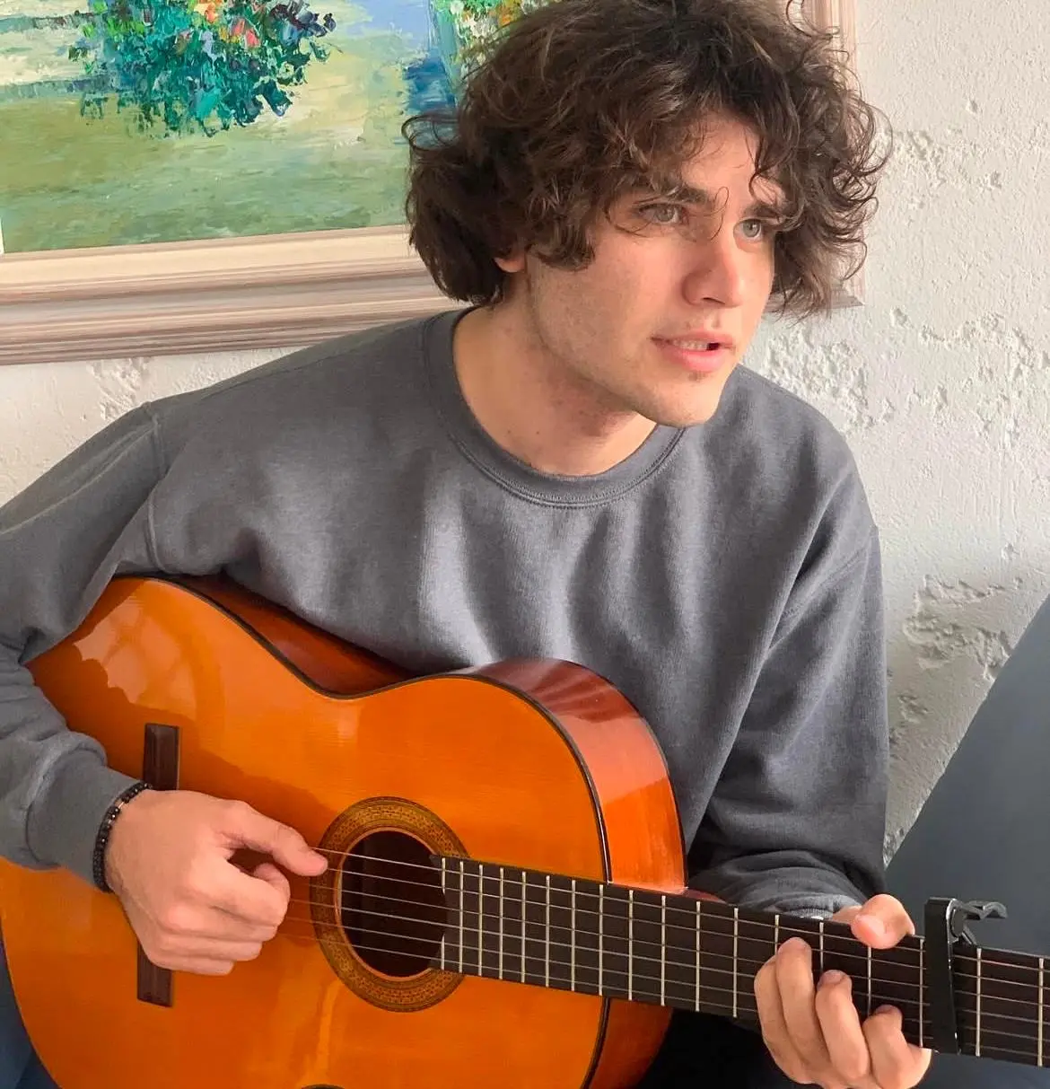 Hoy tiene 27 años y continúa su carrera artística como cantante y compositor. Hoy tiene 27 años y continúa su carrera artística como cantante y compositor.