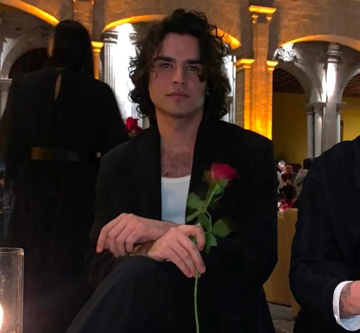 Dentro de la agrupación se encargaba de la batería, además de tocar guitarra y piano. Dentro de la agrupación se encargaba de la batería, además de tocar guitarra y piano.