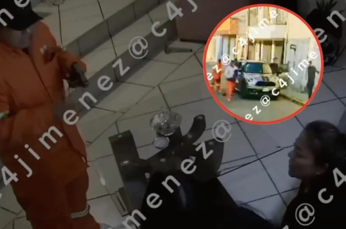  Los videos revelan el momento en que madre e hija fueron sorprendidas en su vivienda por falsos barrenderos. 